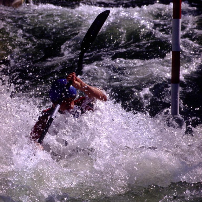Kanute in Wildwasser