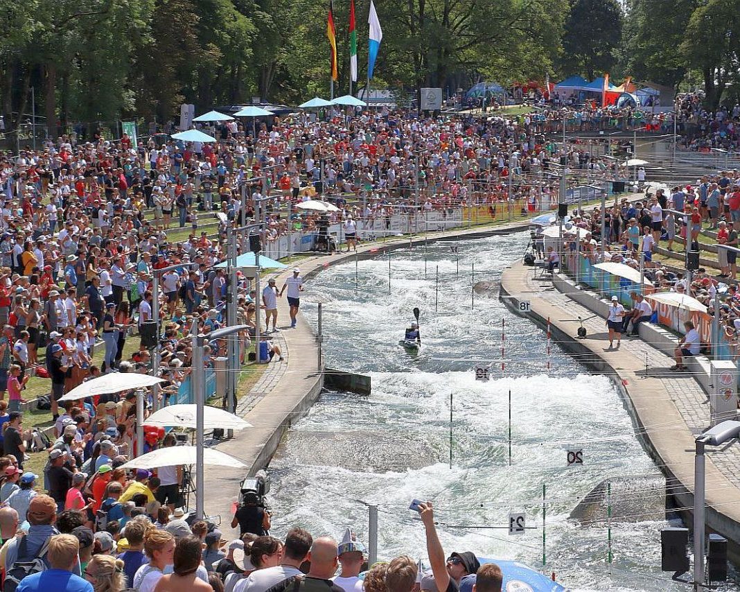 Augsburg Eiskanal und Kinderfussballfeld