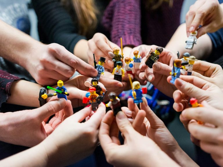 Viele Hände mit Legofiguren